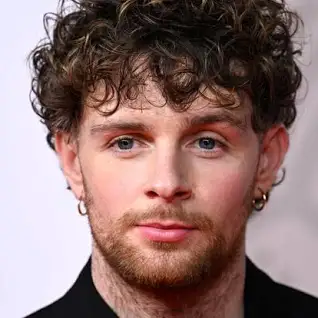 Tom Grennan pays to fly Argentine fan to Coventry play-off final - BBC News